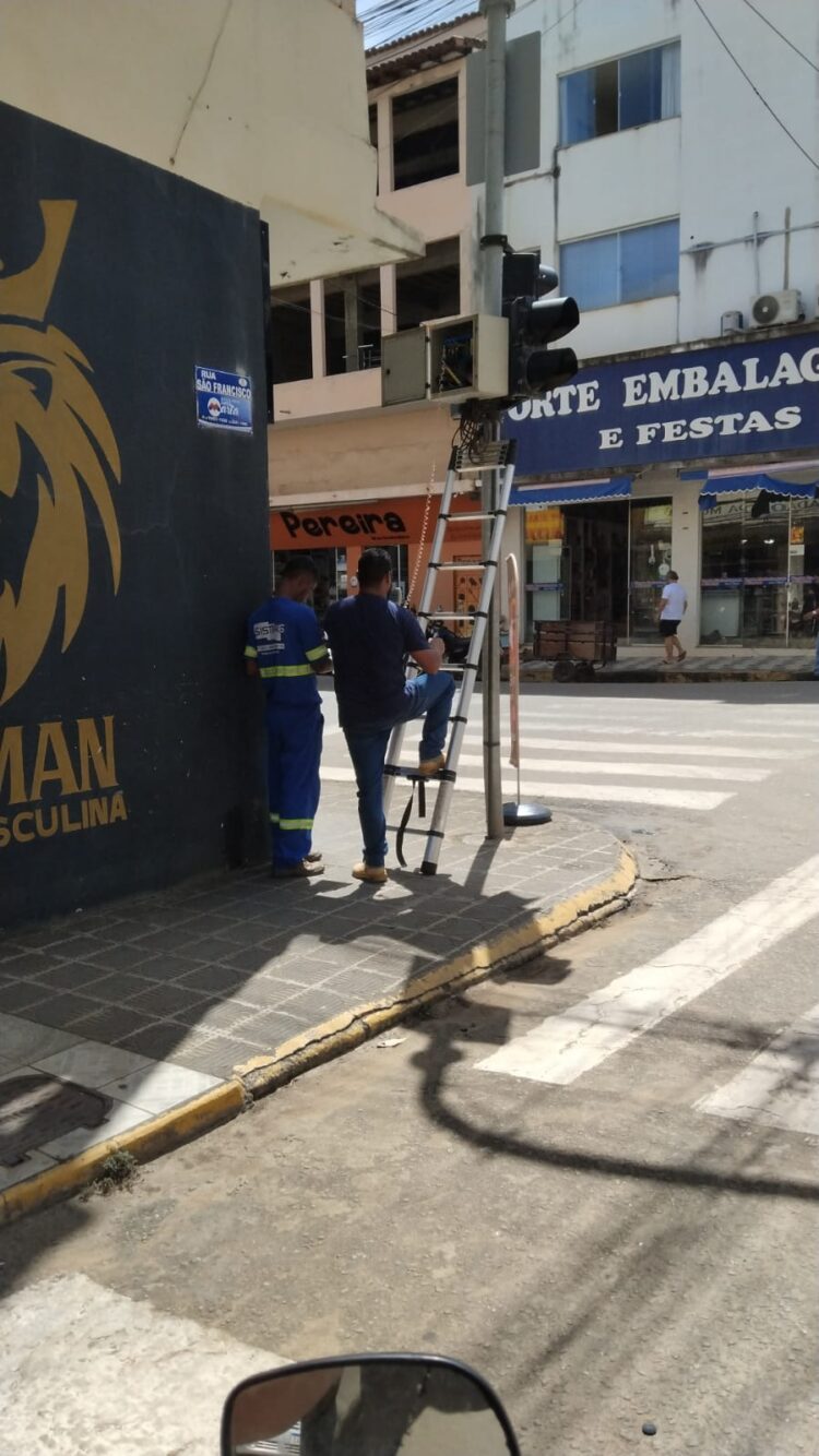 Imagem do Dia: Semáforo da Rua São Francisco volta a operar e sinaliza novo tempo para o trânsito de Mantena
