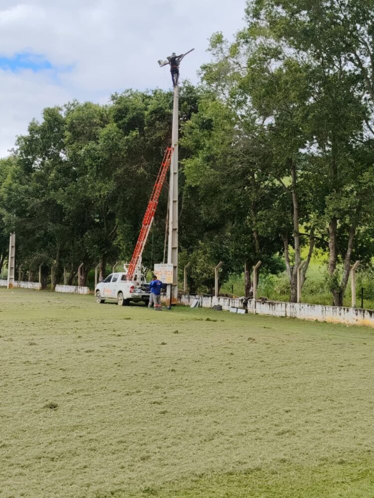 Compromisso com o Esporte: Prefeito Gentil entrega nova iluminação de LED no Estádio de Limeira