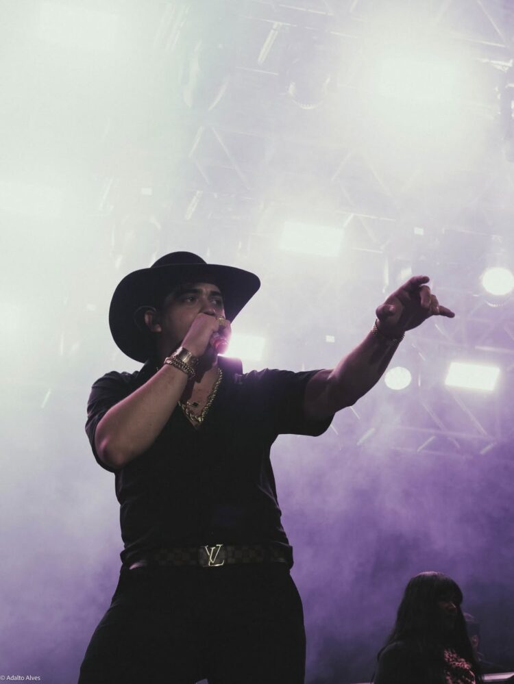 ABERTURA SURREAL REÚNE PÚBLICO RECORDE E PREPARA O TERRENO PARA O COMANDANTE XAND AVIÃO EM ITABIRINHA 