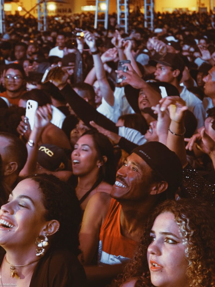 ABERTURA SURREAL REÚNE PÚBLICO RECORDE E PREPARA O TERRENO PARA O COMANDANTE XAND AVIÃO EM ITABIRINHA 