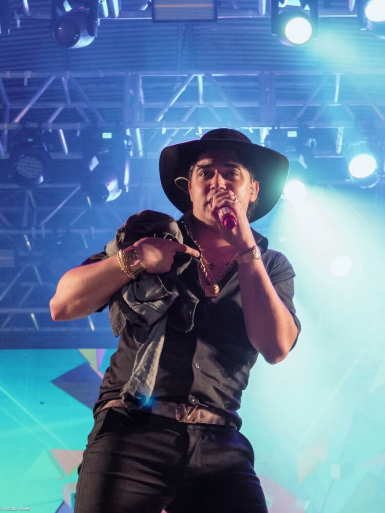 ABERTURA SURREAL REÚNE PÚBLICO RECORDE E PREPARA O TERRENO PARA O COMANDANTE XAND AVIÃO EM ITABIRINHA 