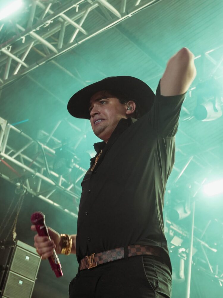 ABERTURA SURREAL REÚNE PÚBLICO RECORDE E PREPARA O TERRENO PARA O COMANDANTE XAND AVIÃO EM ITABIRINHA 