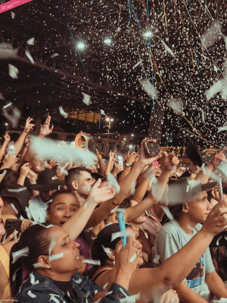 ABERTURA SURREAL REÚNE PÚBLICO RECORDE E PREPARA O TERRENO PARA O COMANDANTE XAND AVIÃO EM ITABIRINHA 