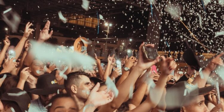 ABERTURA SURREAL REÚNE PÚBLICO RECORDE E PREPARA O TERRENO PARA O COMANDANTE XAND AVIÃO EM ITABIRINHA 