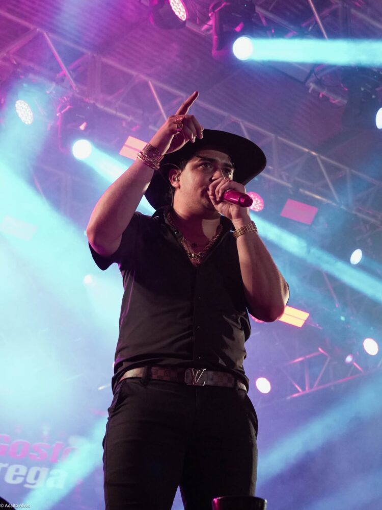 ABERTURA SURREAL REÚNE PÚBLICO RECORDE E PREPARA O TERRENO PARA O COMANDANTE XAND AVIÃO EM ITABIRINHA 