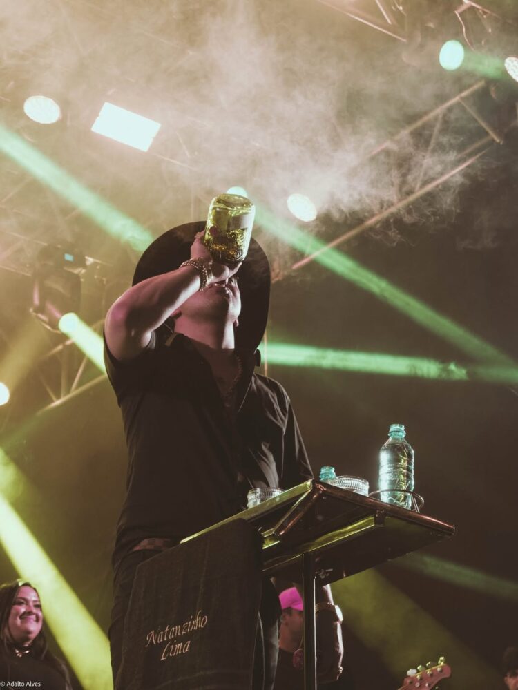 ABERTURA SURREAL REÚNE PÚBLICO RECORDE E PREPARA O TERRENO PARA O COMANDANTE XAND AVIÃO EM ITABIRINHA 