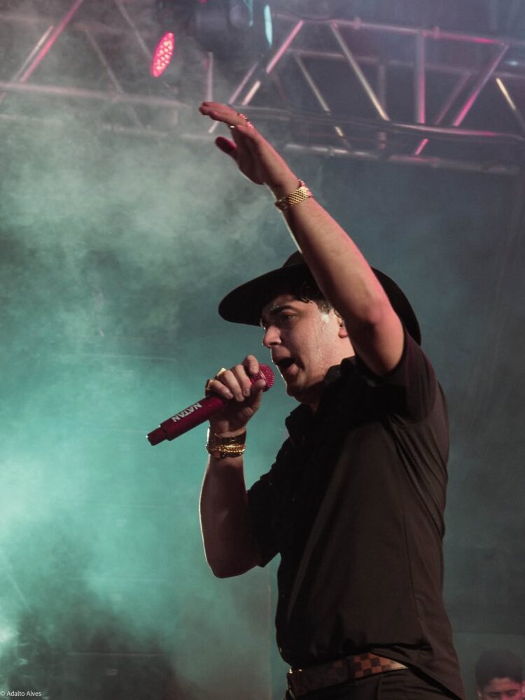 ABERTURA SURREAL REÚNE PÚBLICO RECORDE E PREPARA O TERRENO PARA O COMANDANTE XAND AVIÃO EM ITABIRINHA 