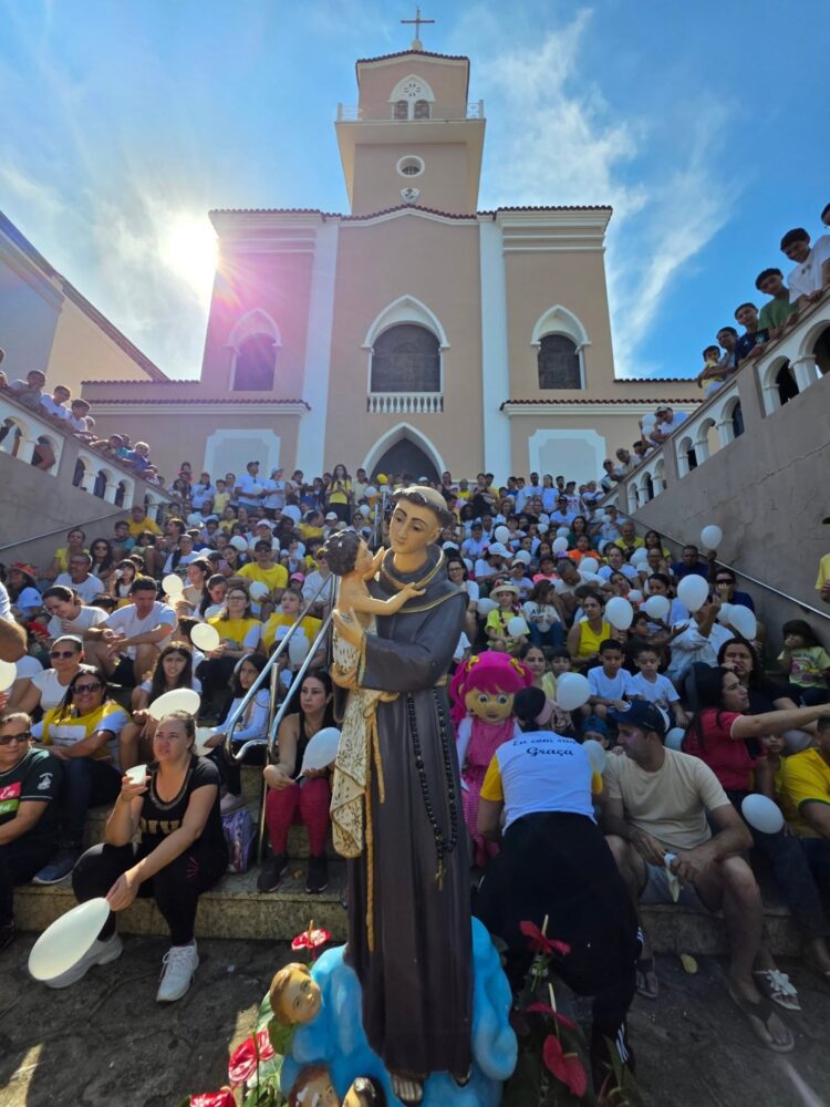 Matriz de Santo Antônio realiza passeio ciclístico pela vida e pela paz em Mantena 