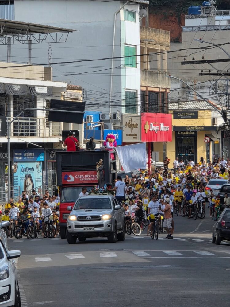 Matriz de Santo Antônio realiza passeio ciclístico pela vida e pela paz em Mantena 