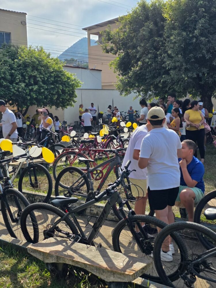 Matriz de Santo Antônio realiza passeio ciclístico pela vida e pela paz em Mantena 