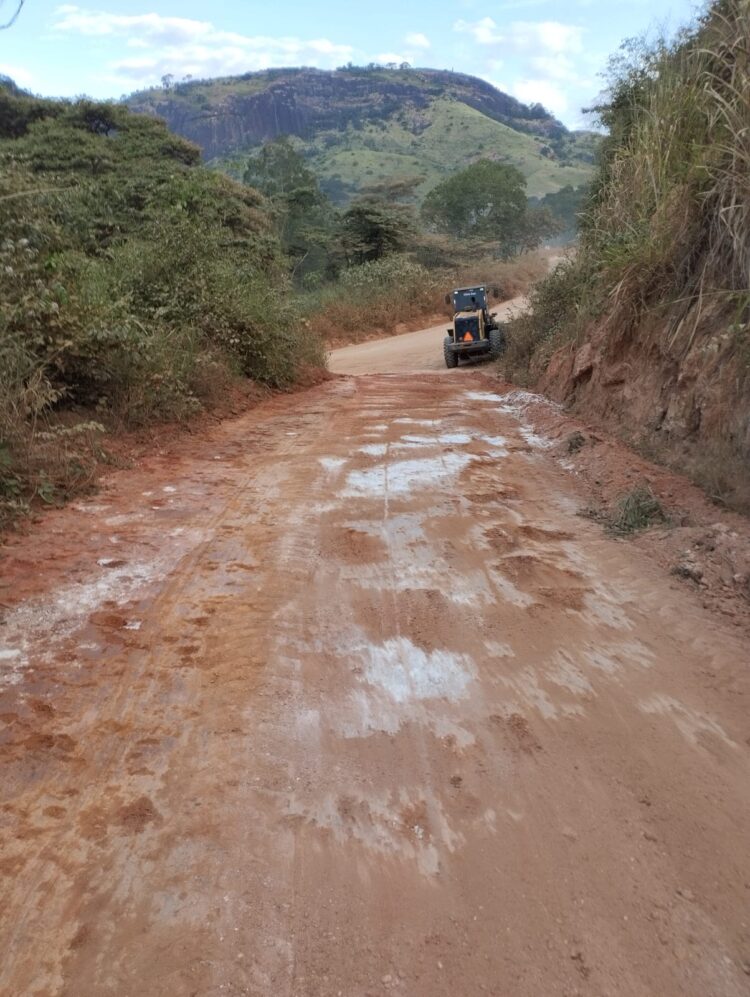 Prefeitura Recupera Estradas do Córrego Frio nesta Sexta e Sábado e Avança na Zona Rural de Mantena