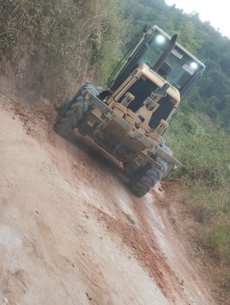 Prefeitura Recupera Estradas do Córrego Frio nesta Sexta e Sábado e Avança na Zona Rural de Mantena