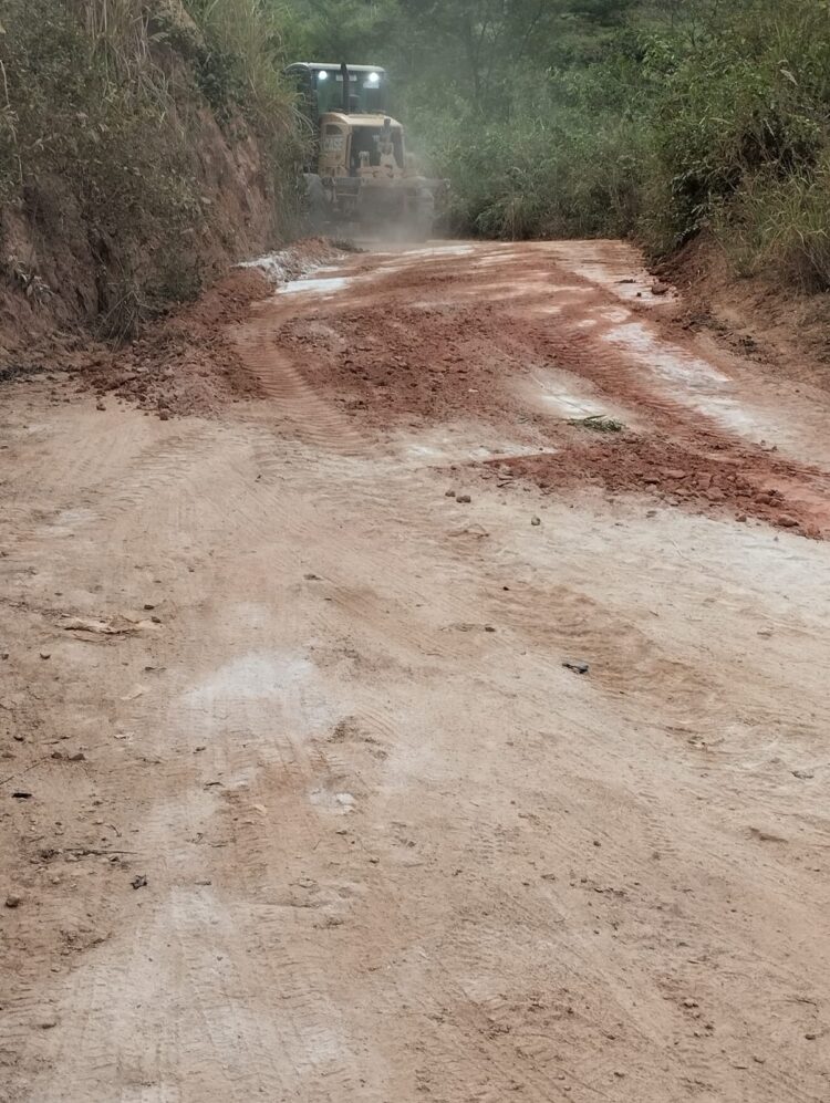 Prefeitura Recupera Estradas do Córrego Frio nesta Sexta e Sábado e Avança na Zona Rural de Mantena