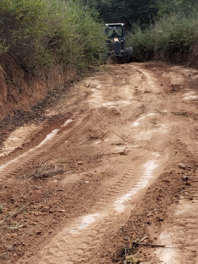 Prefeitura Recupera Estradas do Córrego Frio nesta Sexta e Sábado e Avança na Zona Rural de Mantena