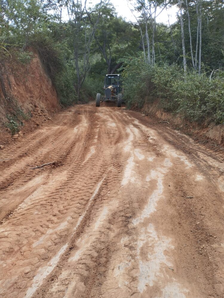 Prefeitura Recupera Estradas do Córrego Frio nesta Sexta e Sábado e Avança na Zona Rural de Mantena