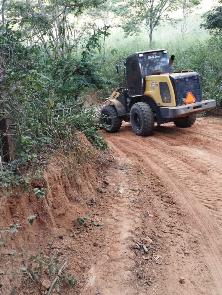 Prefeitura Recupera Estradas do Córrego Frio nesta Sexta e Sábado e Avança na Zona Rural de Mantena
