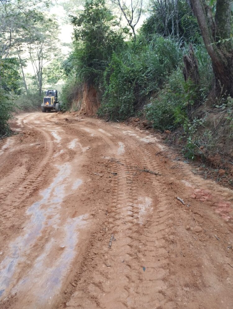 Prefeitura Recupera Estradas do Córrego Frio nesta Sexta e Sábado e Avança na Zona Rural de Mantena