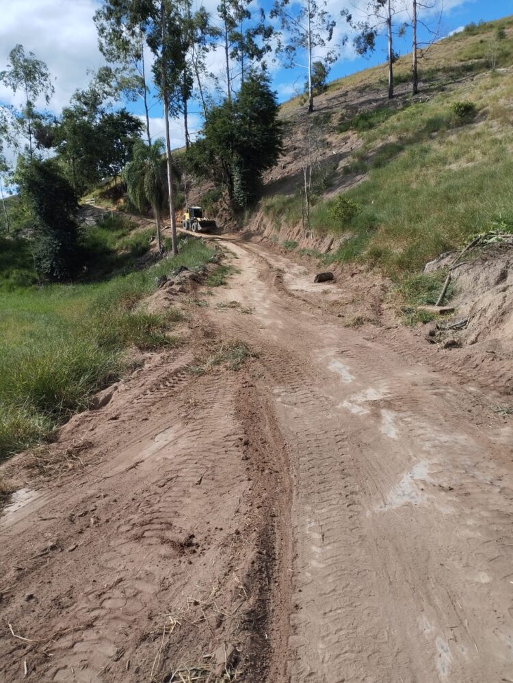 Prefeitura cumpre compromisso e leva patrolamento ao Turvinho de Cima nesta semana, veja as fotos