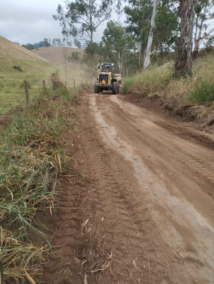 Prefeitura cumpre compromisso e leva patrolamento ao Turvinho de Cima nesta semana, veja as fotos