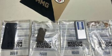Denúncia anônima leva à prisão de traficante com drogas e balança de precisão em Mantena