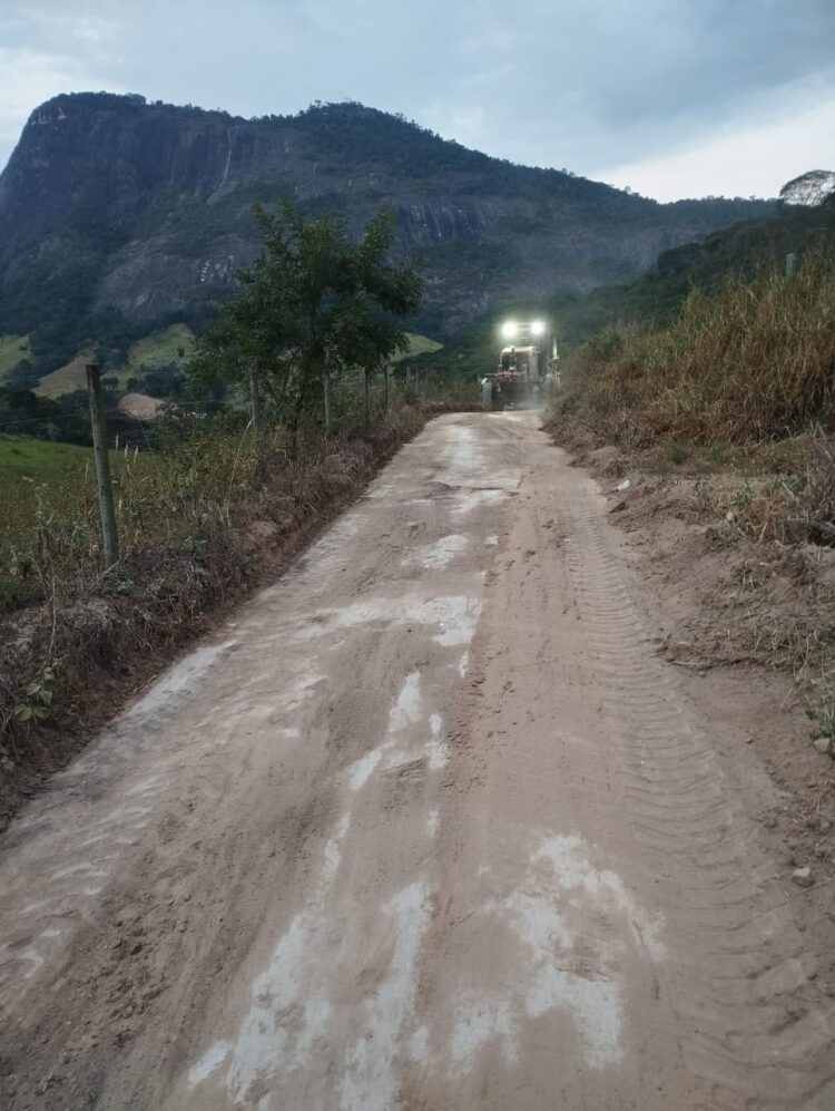 Prefeitura de Mantena avança com patrolamento e melhora acesso na região do Córrego Boa Sorte