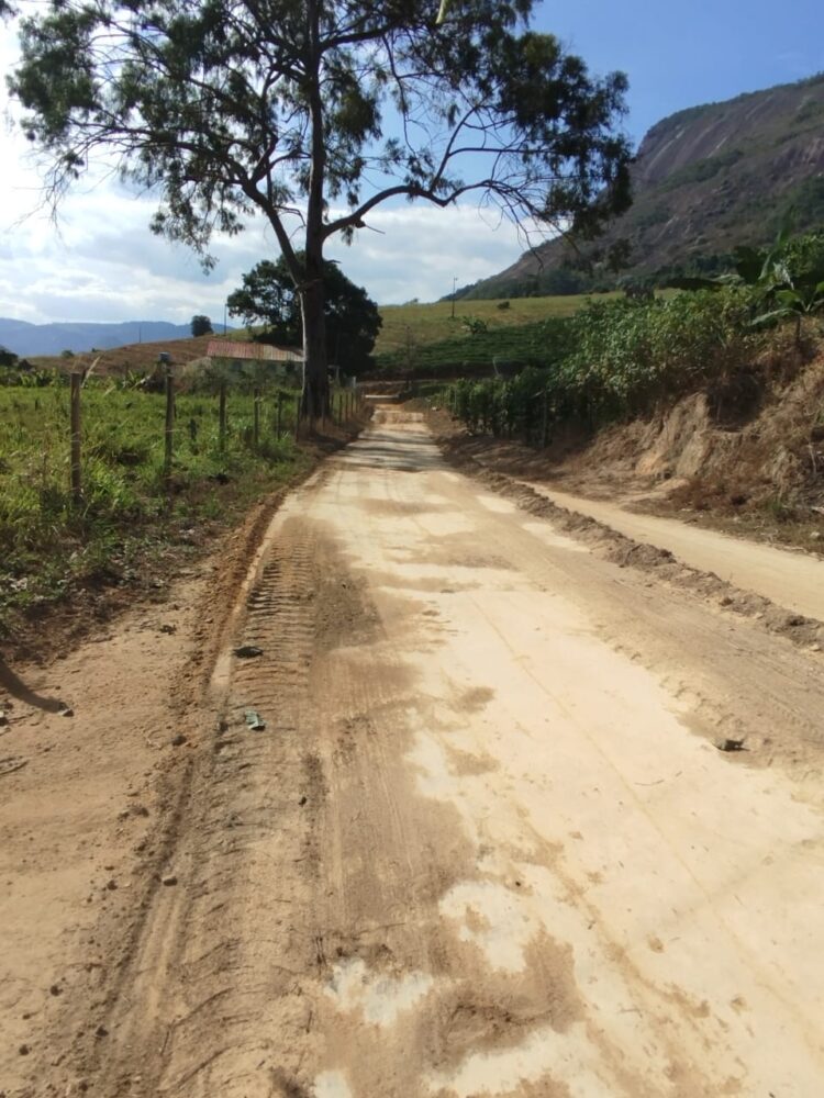 Prefeitura de Mantena avança com patrolamento e melhora acesso na região do Córrego Boa Sorte