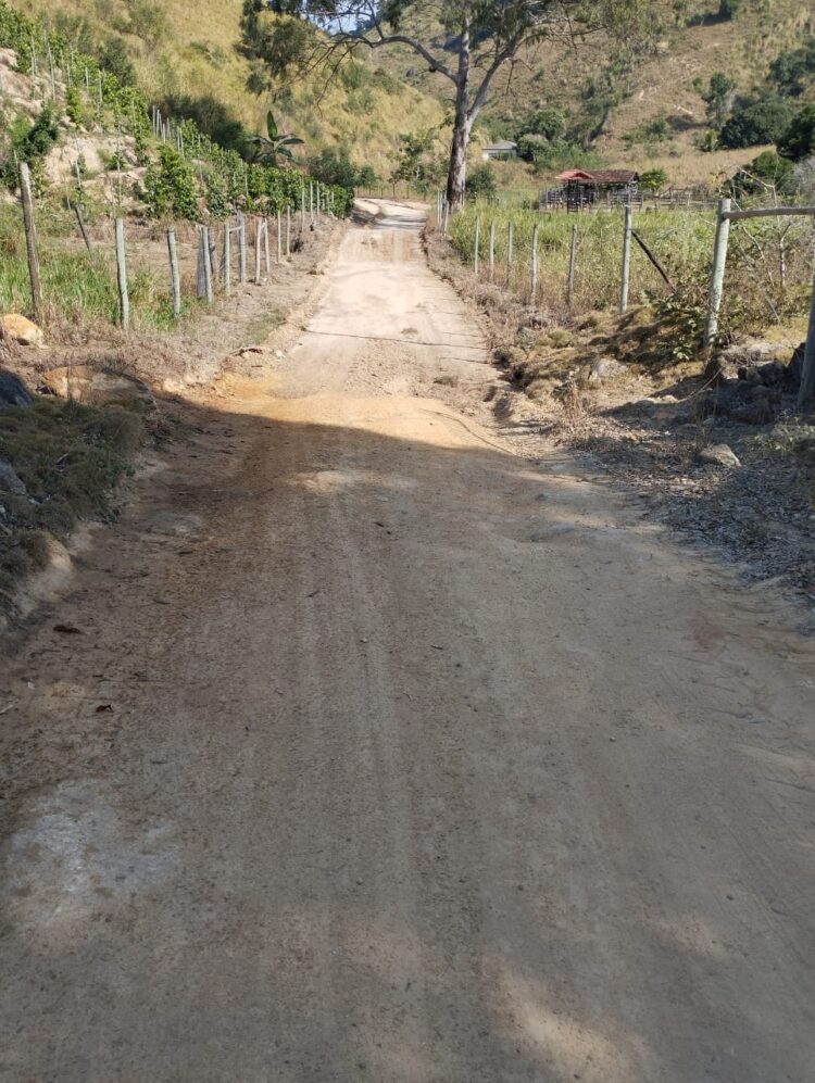 Prefeitura de Mantena avança com patrolamento e melhora acesso na região do Córrego Boa Sorte