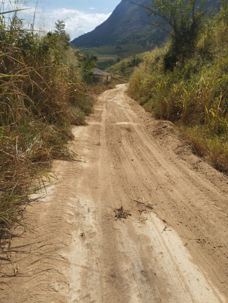 Prefeitura de Mantena avança com patrolamento e melhora acesso na região do Córrego Boa Sorte