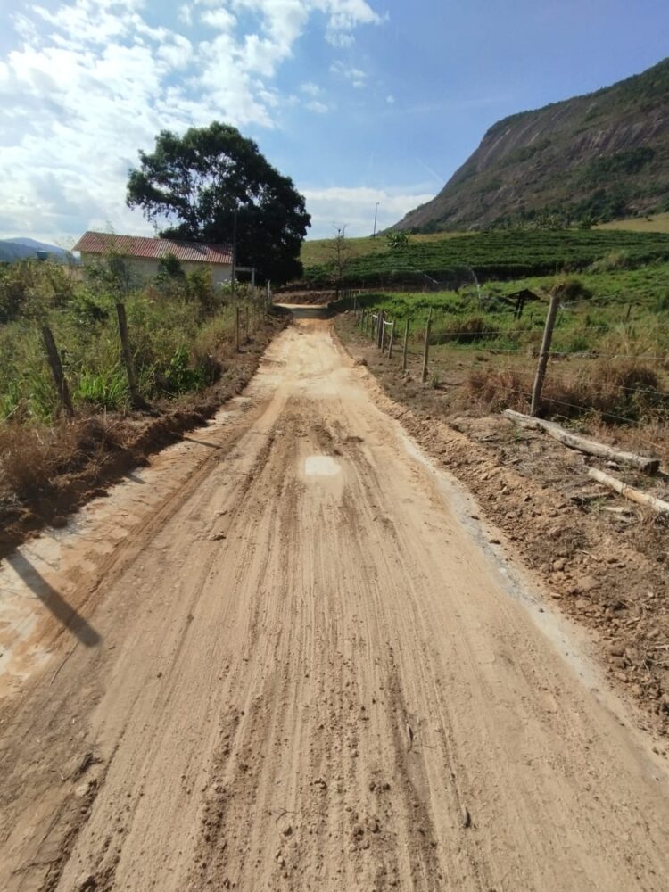 Prefeitura de Mantena avança com patrolamento e melhora acesso na região do Córrego Boa Sorte