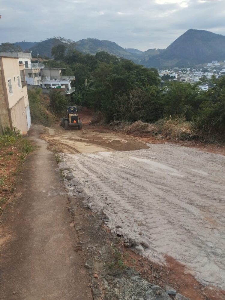 Secretaria de Obras limpa e cascalha rua abandonada no entorno do SAAE em Mantena