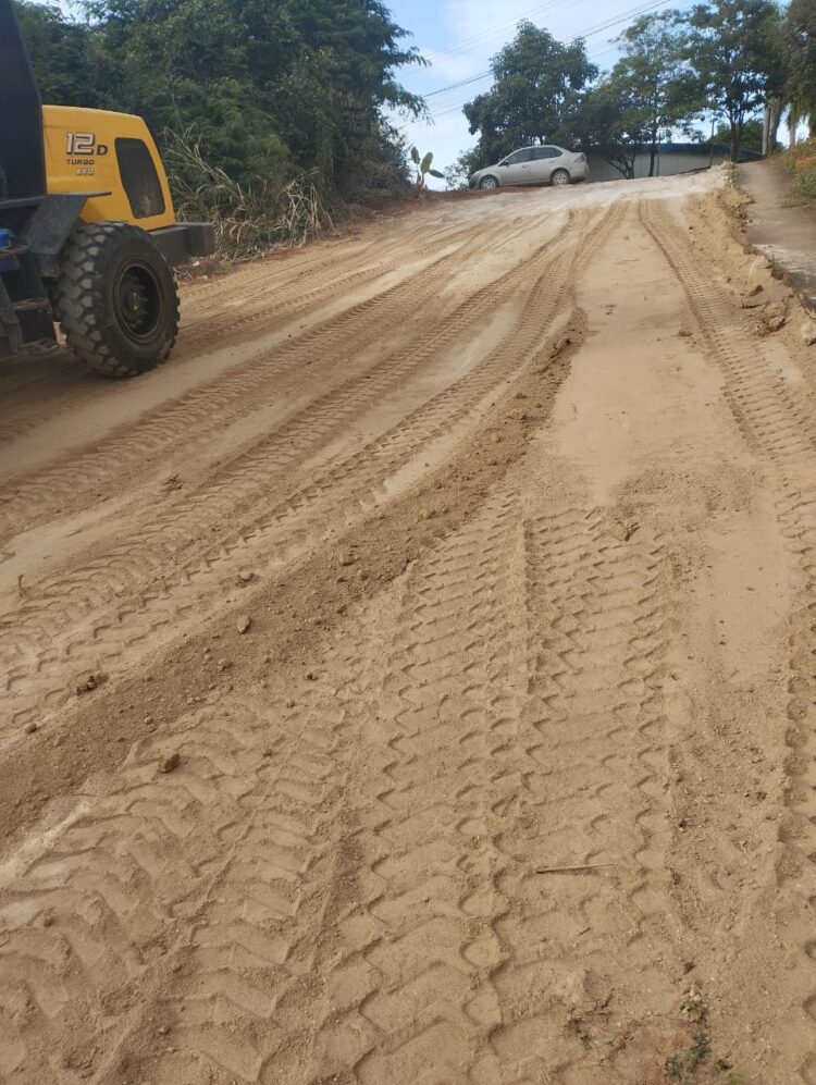 Secretaria de Obras limpa e cascalha rua abandonada no entorno do SAAE em Mantena