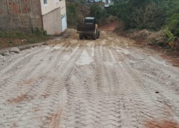 Secretaria de Obras limpa e cascalha rua abandonada no entorno do SAAE em Mantena