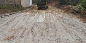 Secretaria de Obras limpa e cascalha rua abandonada no entorno do SAAE em Mantena