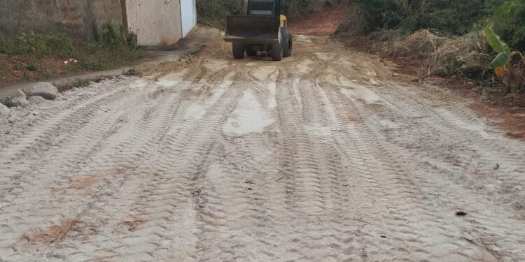 Secretaria de Obras limpa e cascalha rua abandonada no entorno do SAAE em Mantena