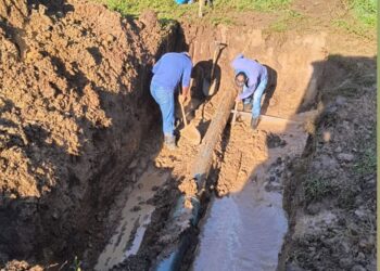 Força-tarefa no Domingo: Servidores do SAAE Lutam para Consertar Vazamento na Adutora de Serra Branca