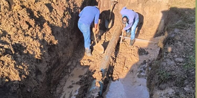 Força-tarefa no Domingo: Servidores do SAAE Lutam para Consertar Vazamento na Adutora de Serra Branca
