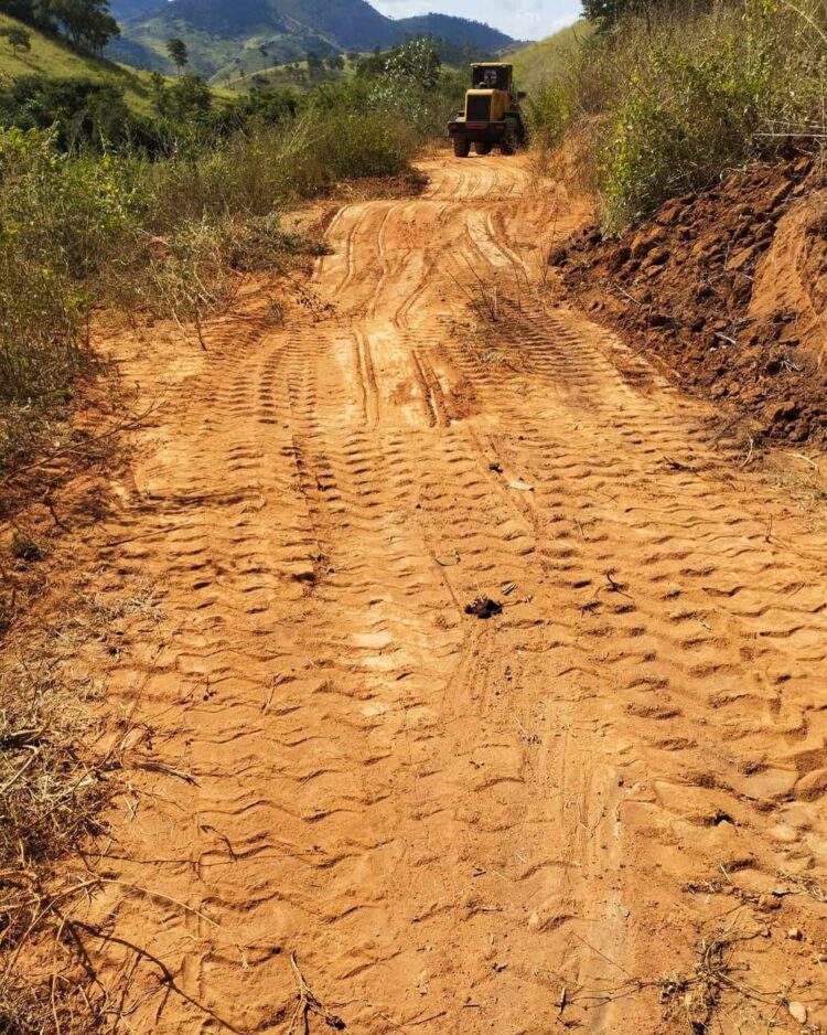 Prefeitura de Mantena avança com patrolamento na Zona Rural e beneficia Córrego Limeirinha