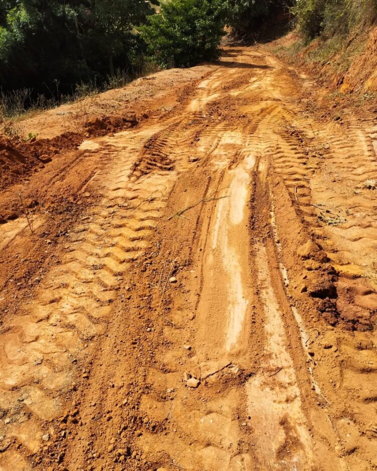 Prefeitura de Mantena avança com patrolamento na Zona Rural e beneficia Córrego Limeirinha