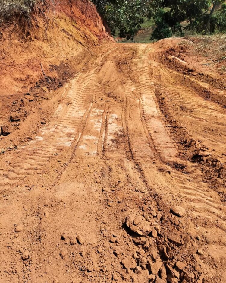 Prefeitura de Mantena avança com patrolamento na Zona Rural e beneficia Córrego Limeirinha