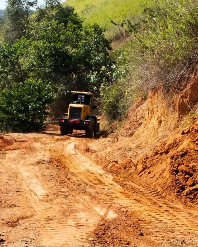 Prefeitura de Mantena avança com patrolamento na Zona Rural e beneficia Córrego Limeirinha