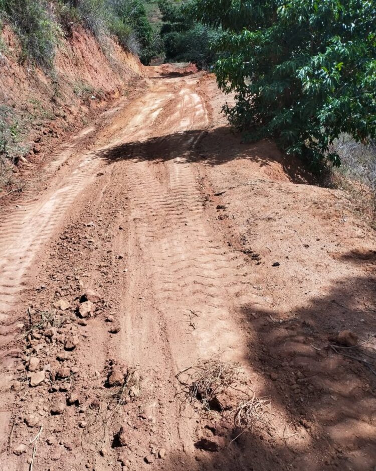 Prefeitura de Mantena avança com patrolamento na Zona Rural e beneficia Córrego Limeirinha