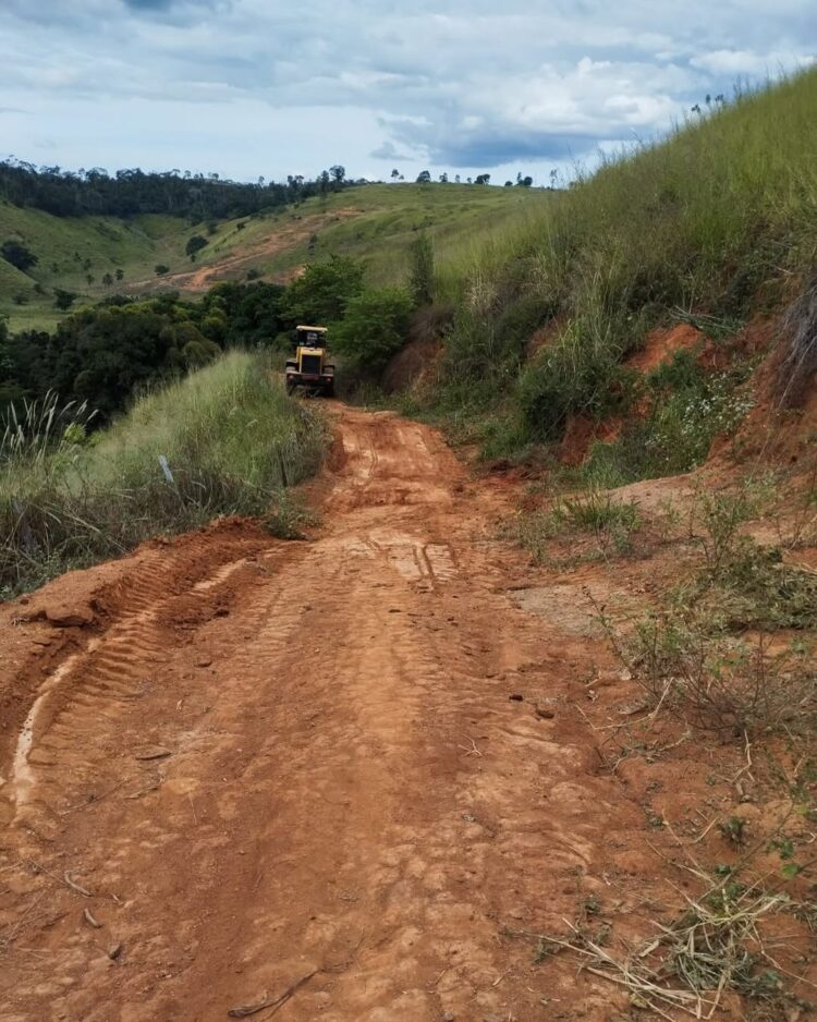 Prefeitura de Mantena avança com patrolamento na Zona Rural e beneficia Córrego Limeirinha