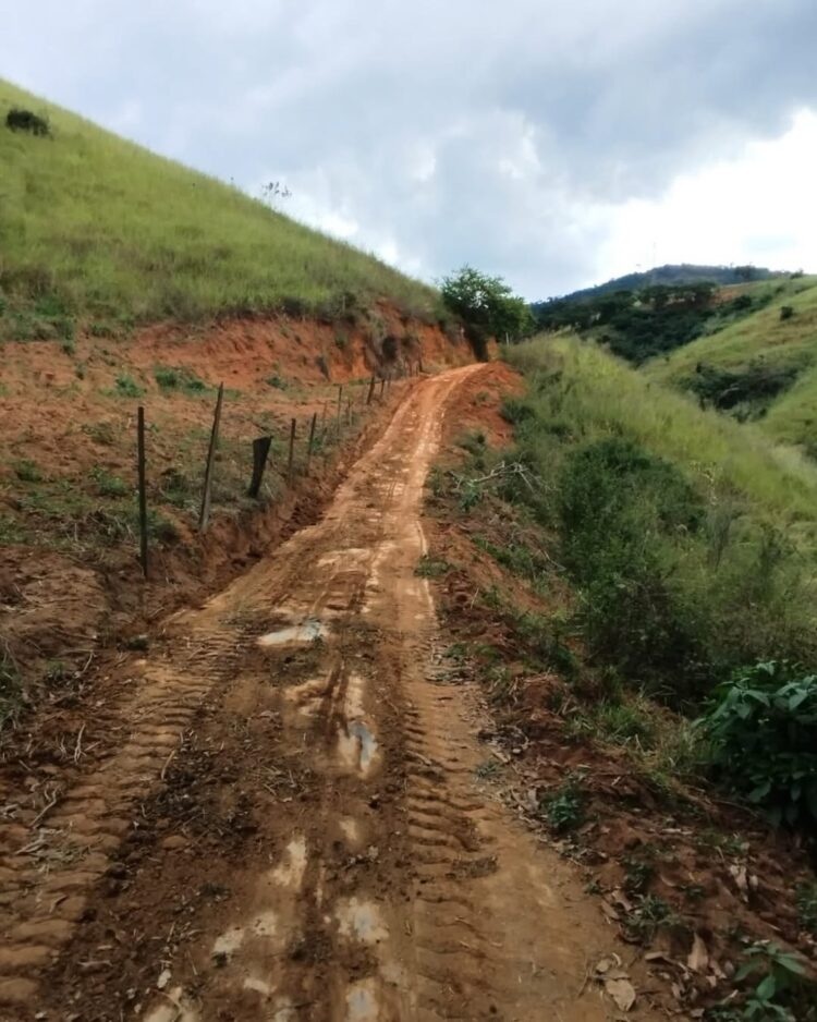 Prefeitura de Mantena avança com patrolamento na Zona Rural e beneficia Córrego Limeirinha