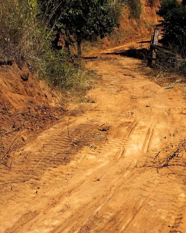 Prefeitura de Mantena avança com patrolamento na Zona Rural e beneficia Córrego Limeirinha