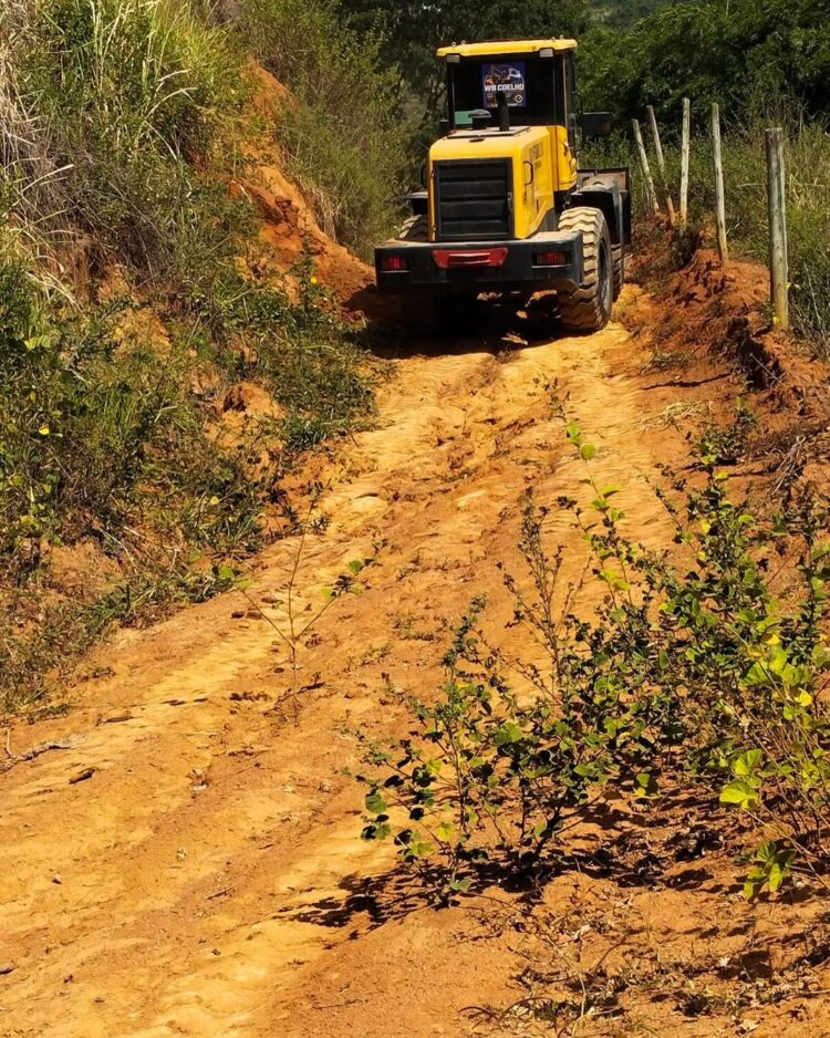 Prefeitura de Mantena avança com patrolamento na Zona Rural e beneficia Córrego Limeirinha