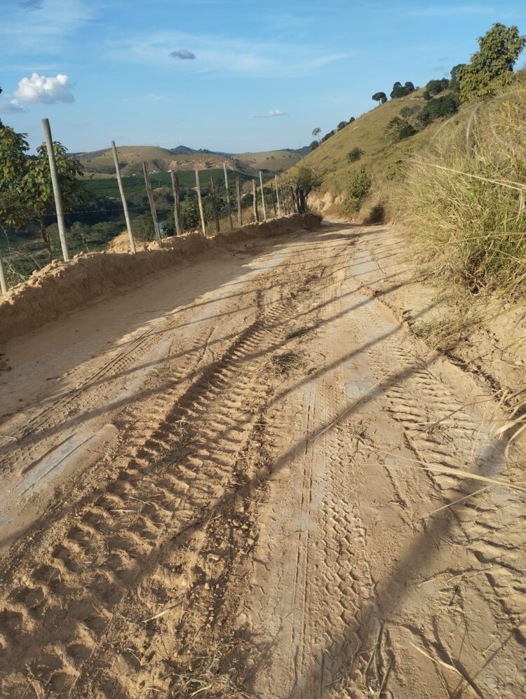 Prefeitura de Mantena Avança com Patrolamento e Melhora Acessibilidade no Córrego da Paixão