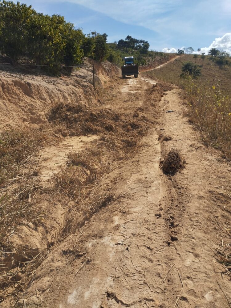 Prefeitura de Mantena Avança com Patrolamento e Melhora Acessibilidade no Córrego da Paixão