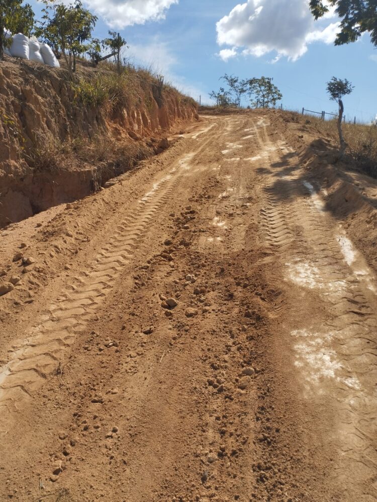 Prefeitura de Mantena Avança com Patrolamento e Melhora Acessibilidade no Córrego da Paixão