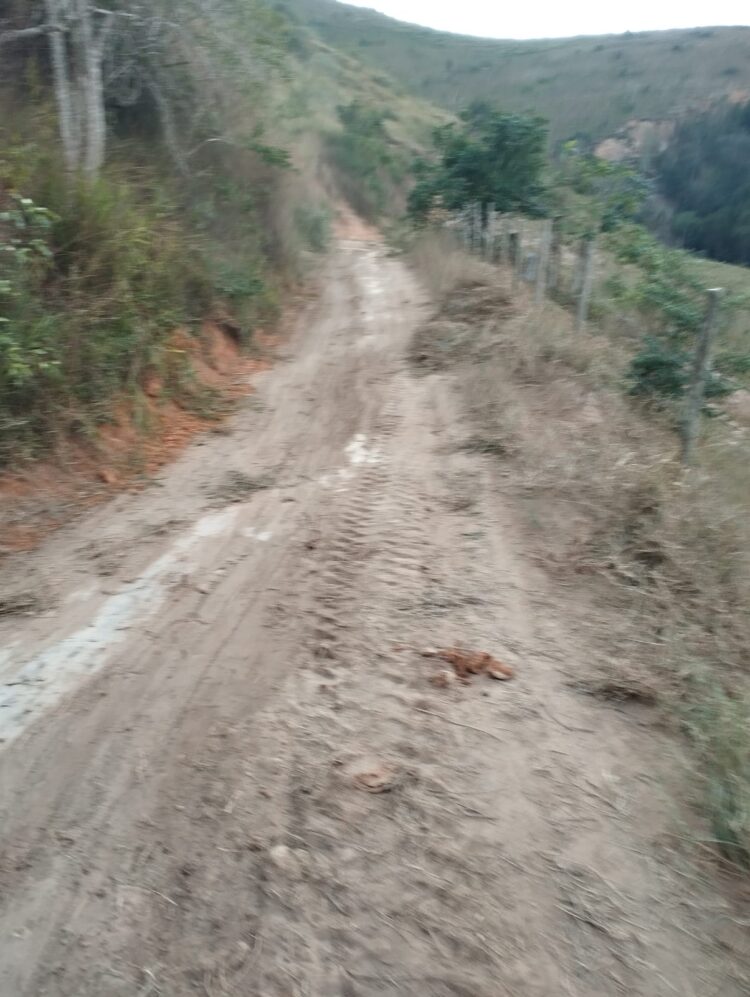 CÓRREGO DO TURVINHO: Máquinas da Prefeitura de Mantena recuperam trechos críticos e transformam estradas rurais