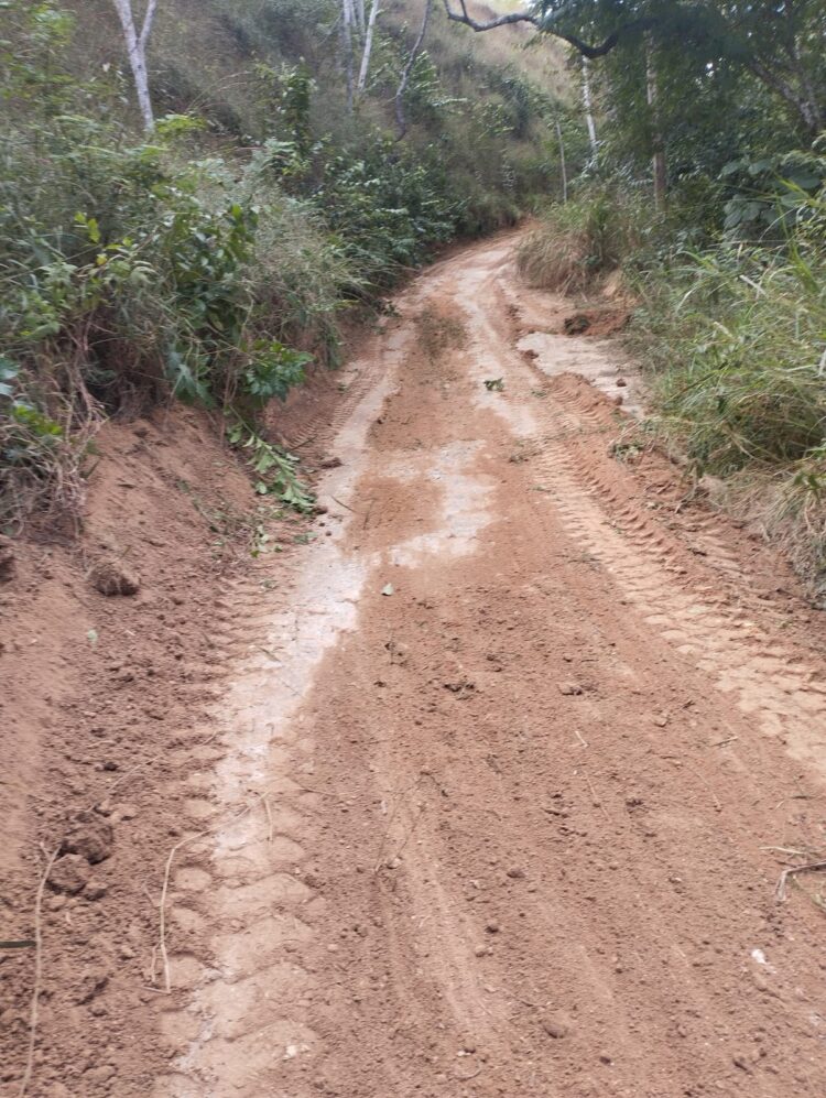 CÓRREGO DO TURVINHO: Máquinas da Prefeitura de Mantena recuperam trechos críticos e transformam estradas rurais